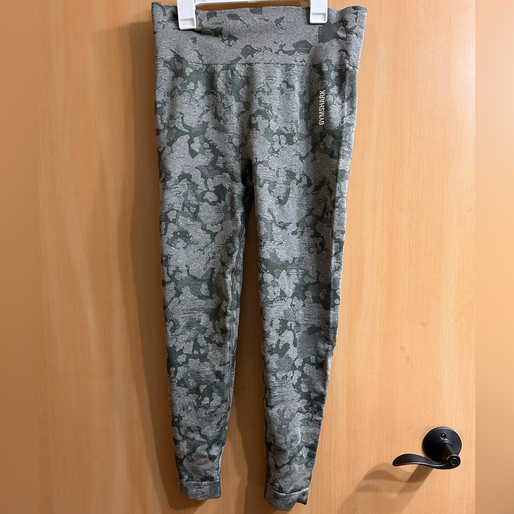 Gym shark leggings